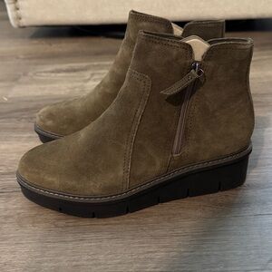 Clarks Collection Wedge Ankle Boots - Airabell Zip
Dark Olive green